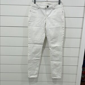 NWOT Maurices White Jeggings short